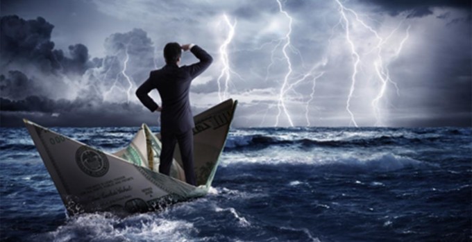 homem em um barco de papel em tempestade