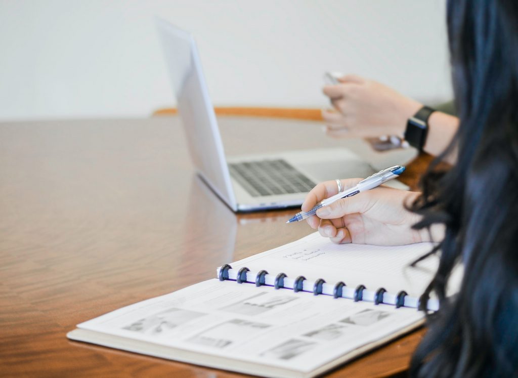 estudantes planejando um trabalho científico