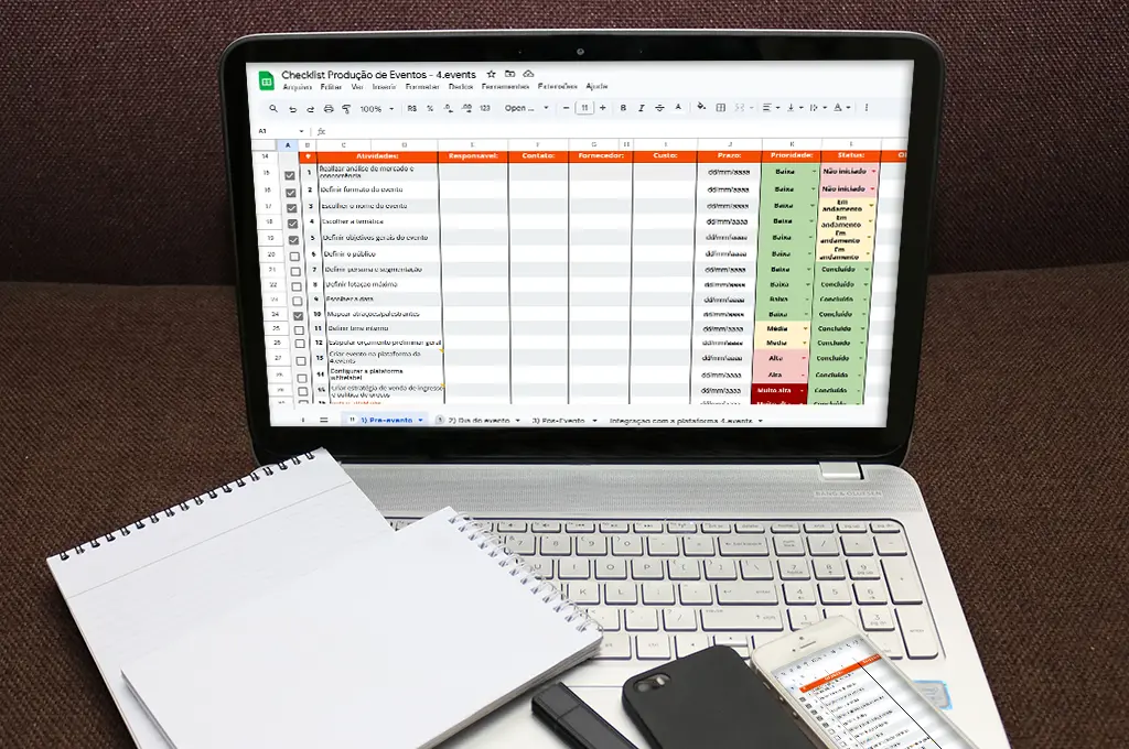 Imagem exibindo um notebook sobre uma mesa com a planilha de organização de eventos da 4.events na tela
