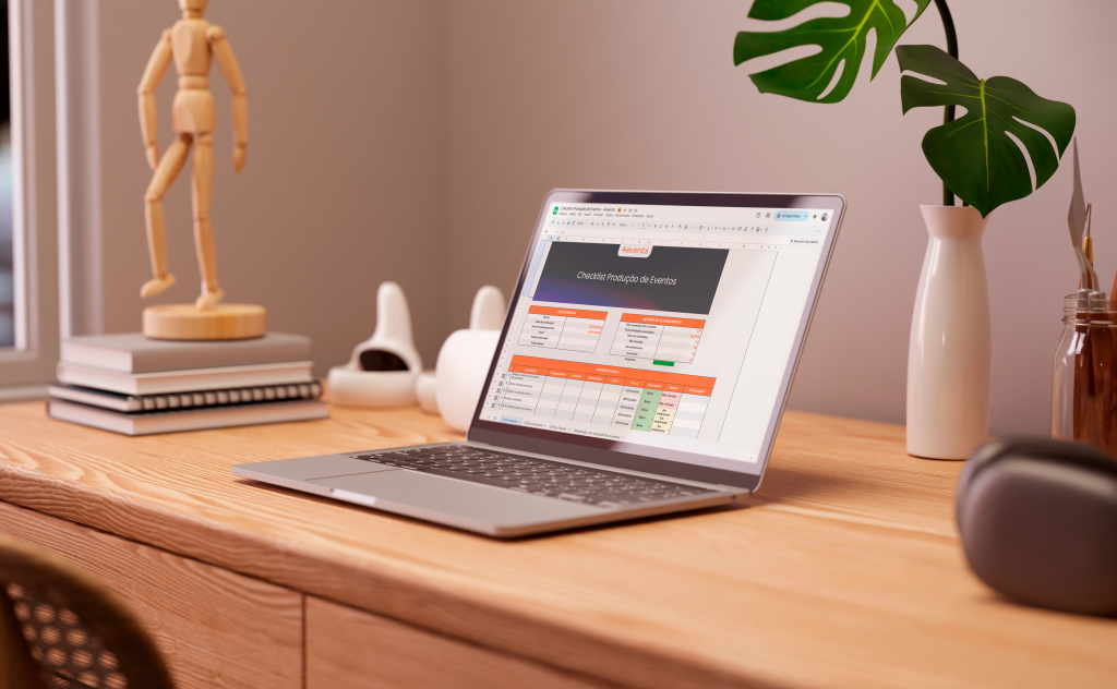 Notebook sobre uma mesa com a planilha checklist de produção de eventos da 4.events aberta na tela