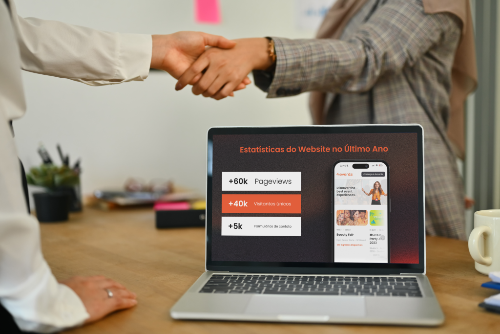 Aperto de mão entre parceiros com notebook sobre a mesa aberto no template modelo de proposta de patrocínio desenvolvido pela 4.events