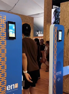 os totens de reconhecimento facial