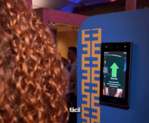 uma pessoa fazendo o credenciamento facial