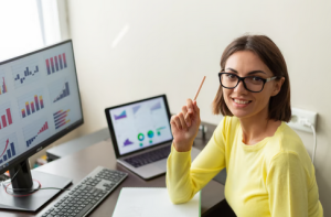 Organizadora de eventos sentada a mesa analisando dados.