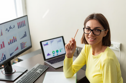Organizadora de eventos sentada a mesa analisando dados.