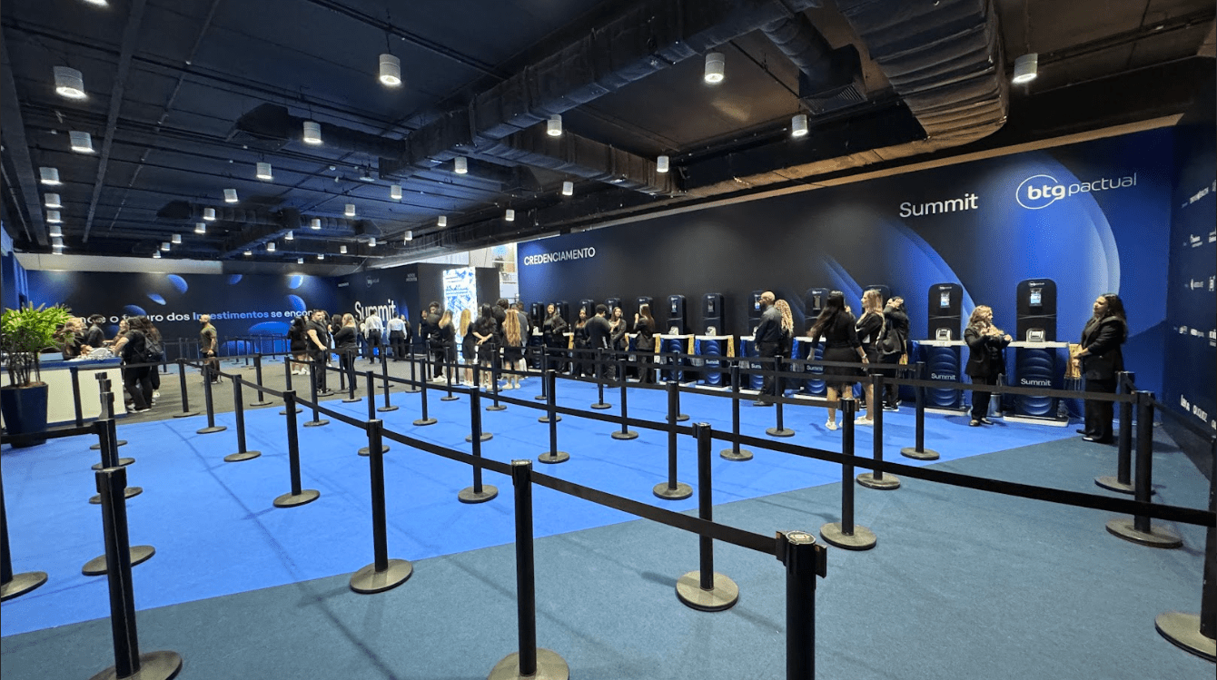 Fotografia da área de credenciamento do evento BTG Summit 2026