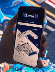 Fotografia de participante utilizando o aplicativo personalizado do evento BTG Summit 2026