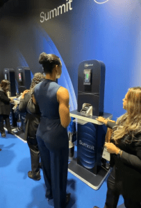 Totem de reconhecimento facial no BTG Summit 2026