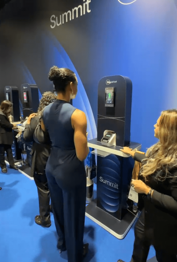Totem de reconhecimento facial no BTG Summit 2026