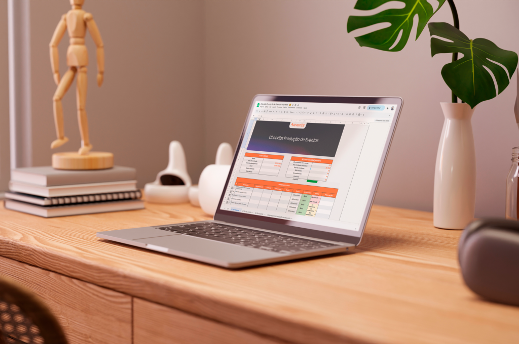 Notebook sobre uma mesa com a planilha checklist de produção de eventos da 4.events aberta na tela